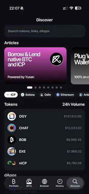 Discover tab with token, link and dApp search, an article carousel, chain filter chips for ICP, Solana, Odin, Ethereum and Arbitrum, and tokens ranked by 24-hour volume.